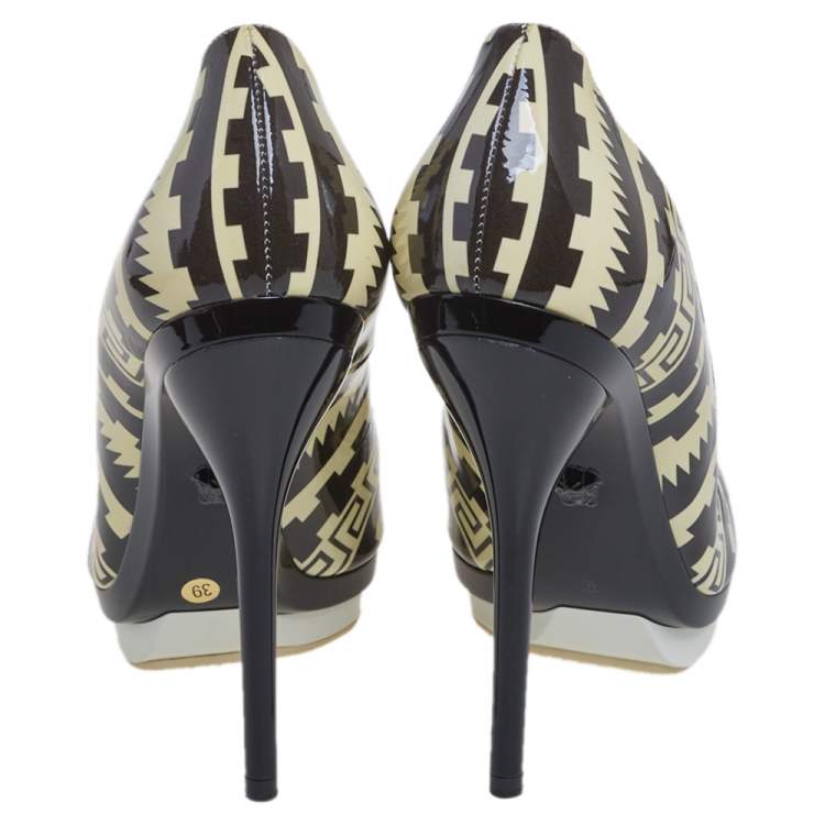 Pre Owned Versace Off White/Light Black Patent Leather Pointed Toe Pumps Size 39