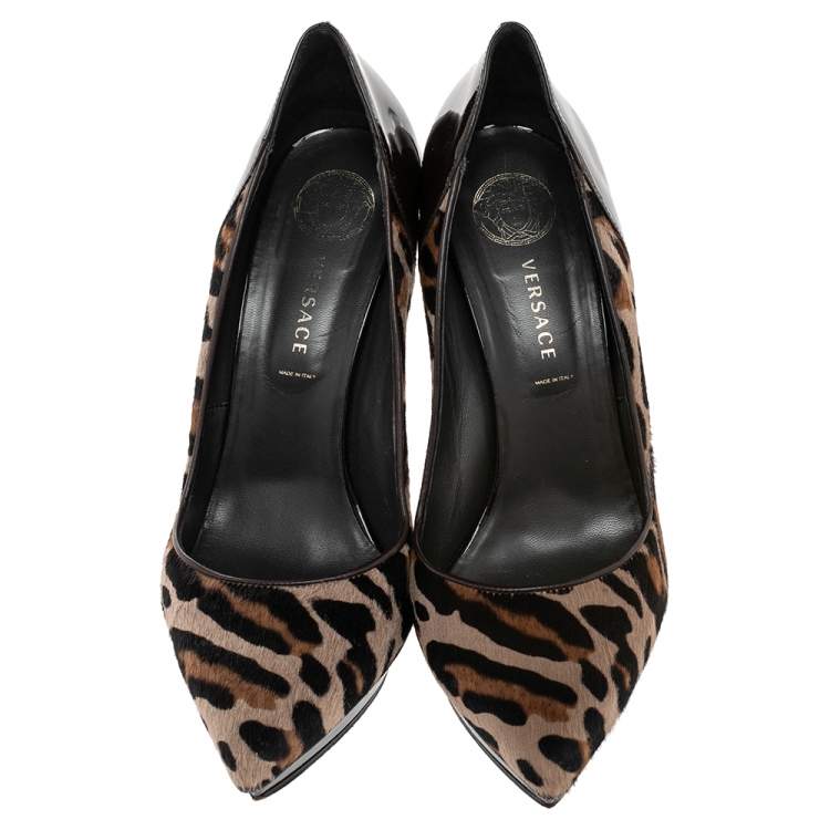 مملوكة مسبقًا Versace Brown Leopard Print Calf Hair And Patent Leather Pointed Toe Pumps Size 41