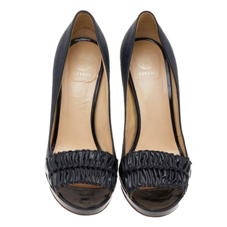 Pre Owned Versace Navy Blue/Black Raffia And Patent Leather Peep Toe Pumps Size 38