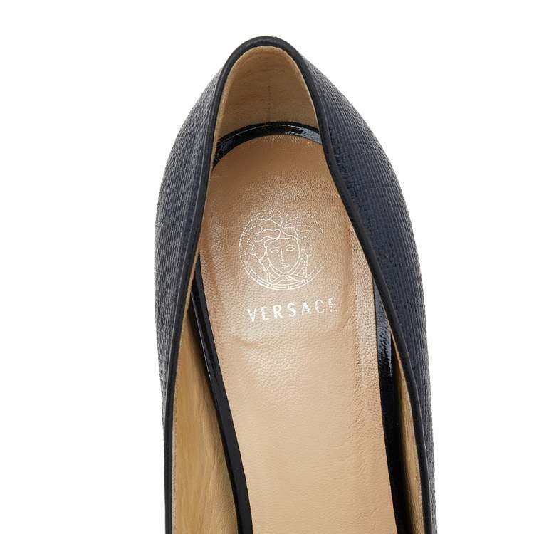 Pre Owned Versace Navy Blue/Black Raffia And Patent Leather Peep Toe Pumps Size 38