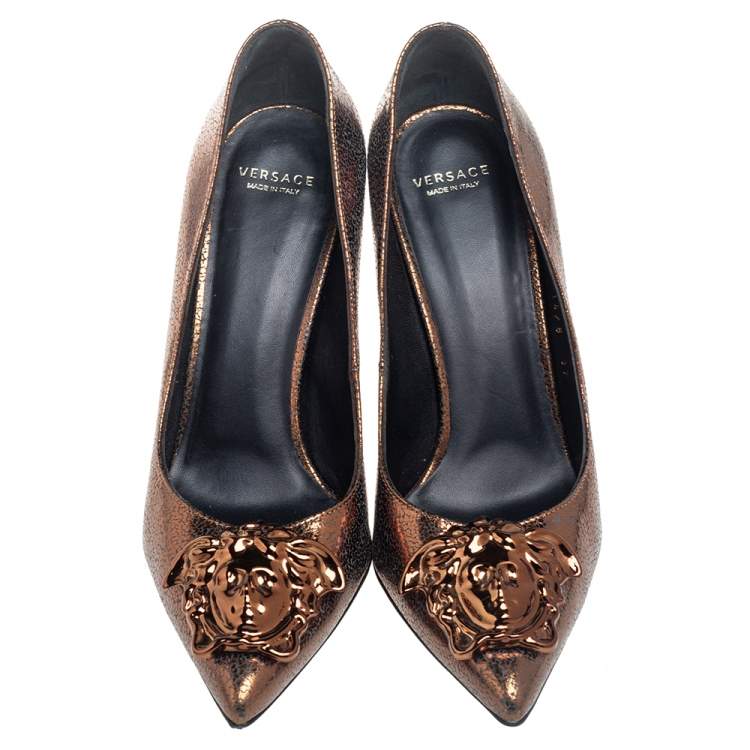 مملوكة مسبقًا Versace Metallic Gold Textured Leather Medusa Pointed Toe Pumps Size 37