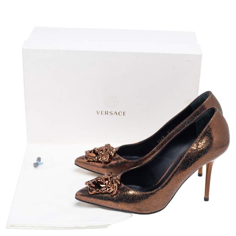 مملوكة مسبقًا Versace Metallic Gold Textured Leather Medusa Pointed Toe Pumps Size 37