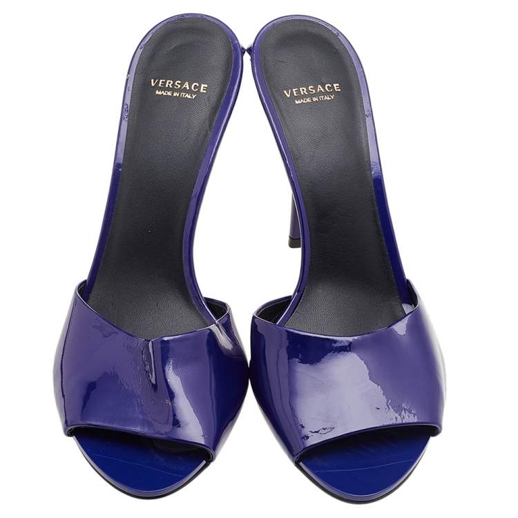 مملوكة مسبقًا Versace Blue Patent Leather Medusa Heels Mule Sandals Size 40