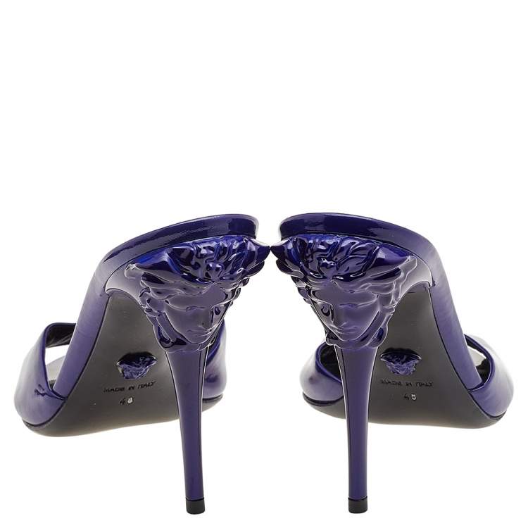 مملوكة مسبقًا Versace Blue Patent Leather Medusa Heels Mule Sandals Size 40