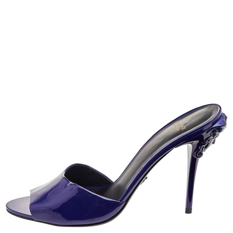 مملوكة مسبقًا Versace Blue Patent Leather Medusa Heels Mule Sandals Size 40