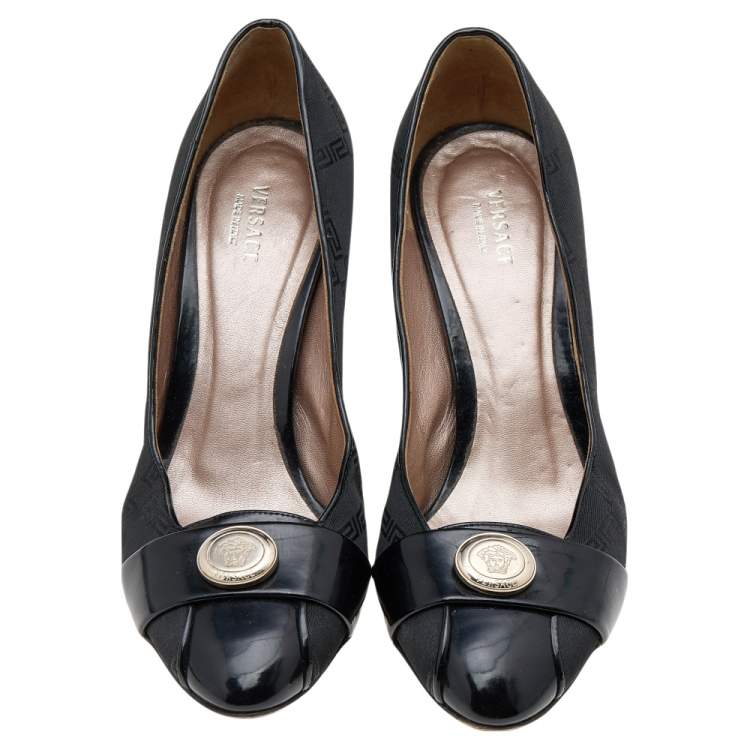 مملوكة مسبقًا Versace Black Fabric And Patent Leather Medusa Pumps Size 37