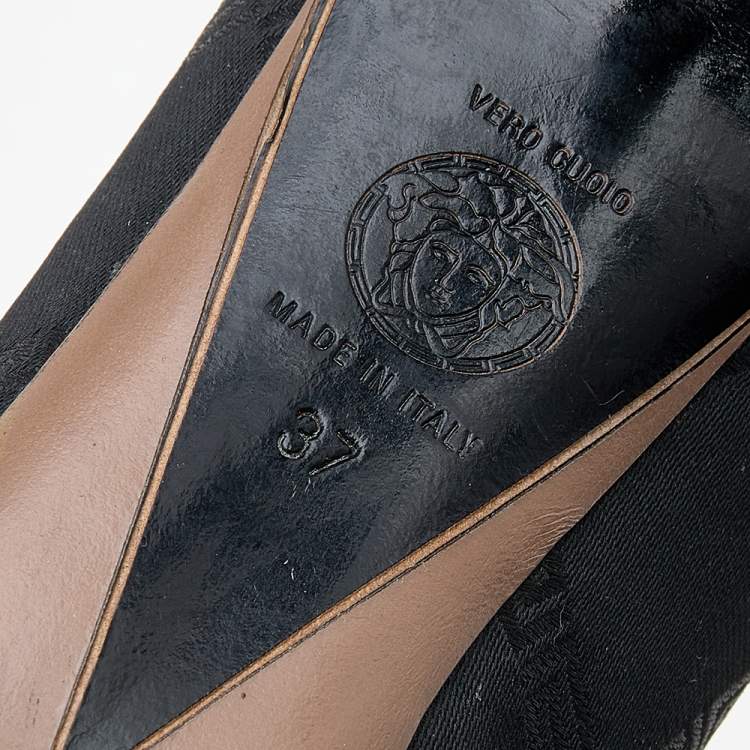 مملوكة مسبقًا Versace Black Fabric And Patent Leather Medusa Pumps Size 37