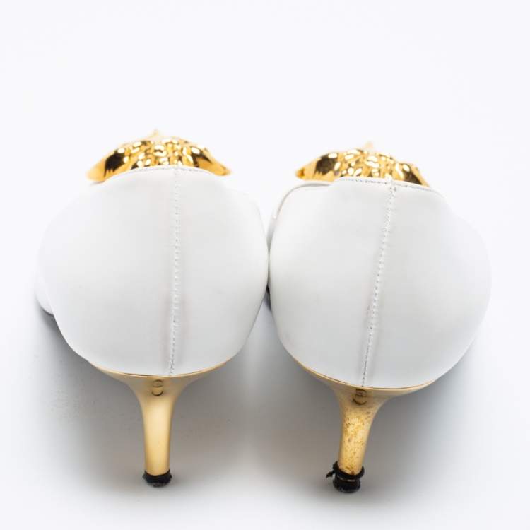 Pre Owned Versace White Leather Medusa Pointed Pumps Size 39