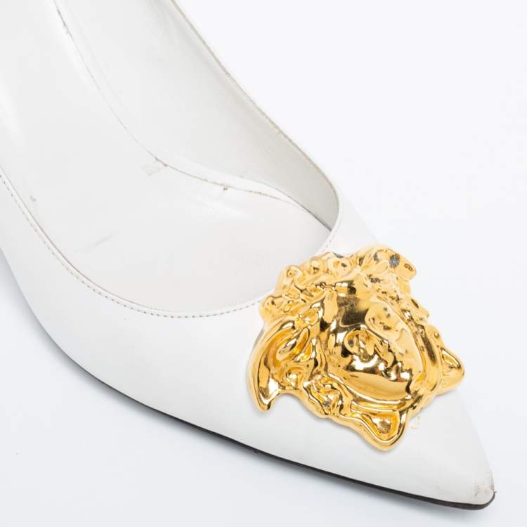 Pre Owned Versace White Leather Medusa Pointed Pumps Size 39