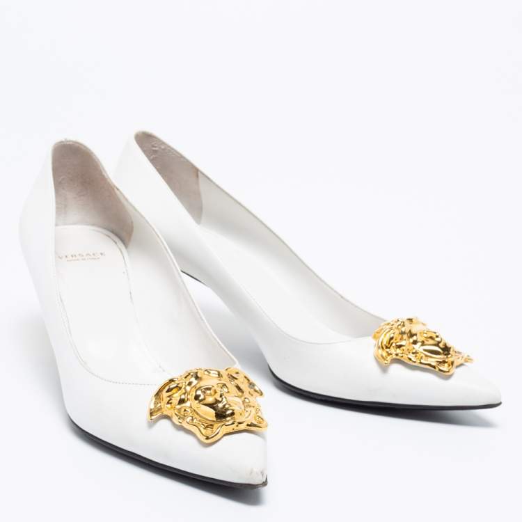 Pre Owned Versace White Leather Medusa Pointed Pumps Size 39