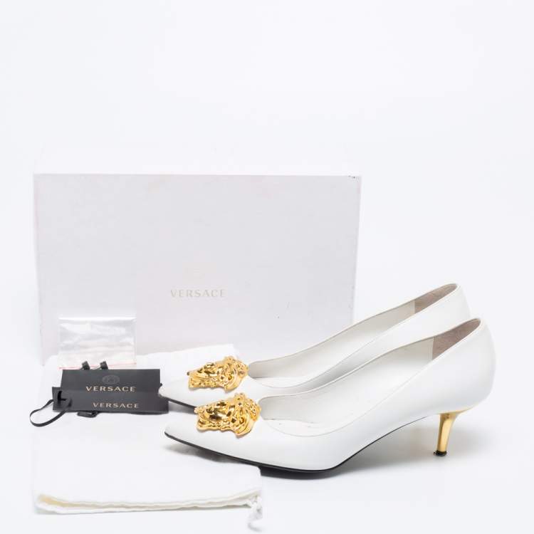 Pre Owned Versace White Leather Medusa Pointed Pumps Size 39