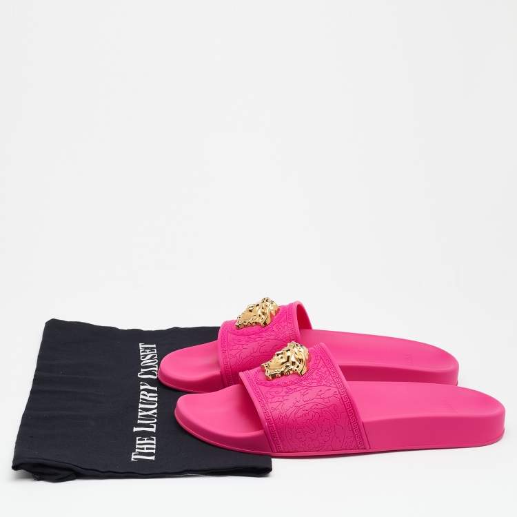 مملوكة مسبقًا Versace Fuchsia Rubber Palazzo Pool Slides Size 41