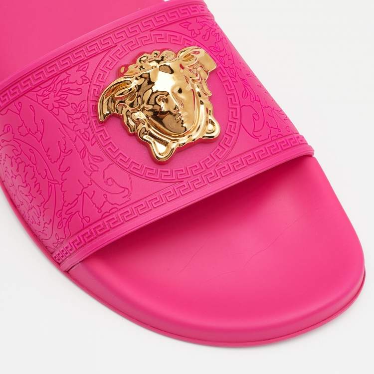 مملوكة مسبقًا Versace Fuchsia Rubber Palazzo Pool Slides Size 41