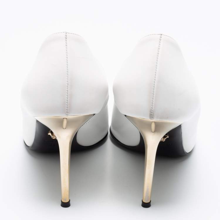 Pre Owned Versace White Leather Medusa Pointed Toe Pumps Size 39.5