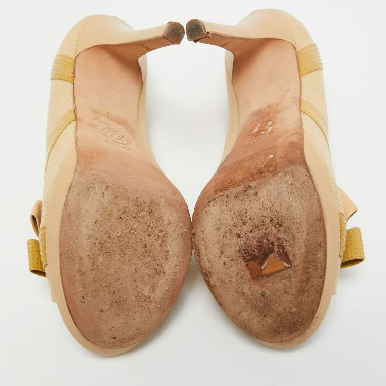Pre Owned Versace Beige/Yellow Raffia And Patent Leather Peep Toe Pumps Size 39