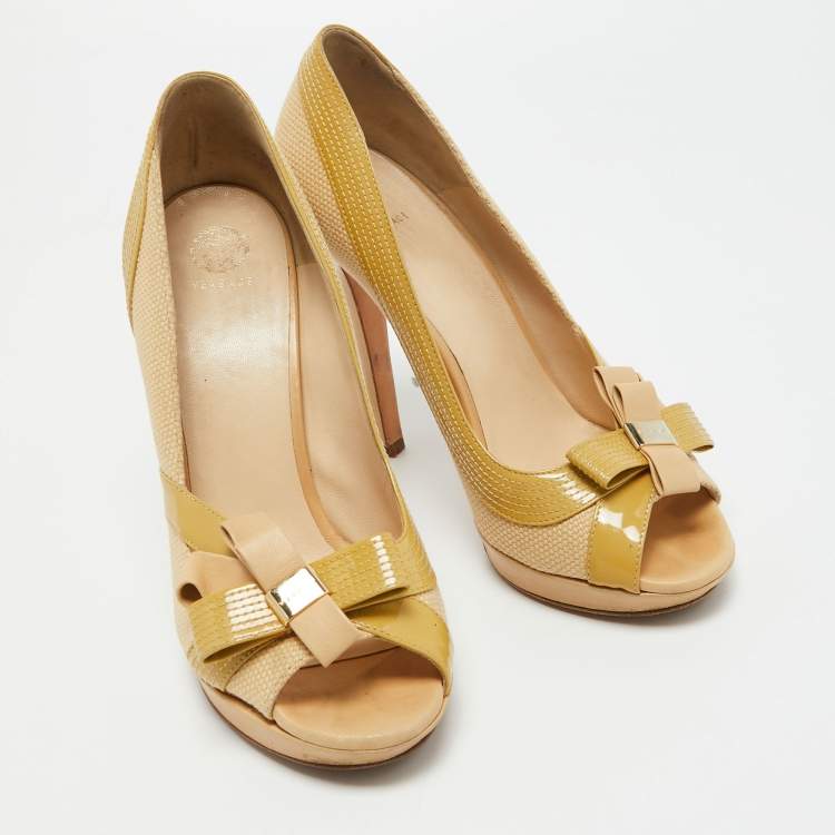 Pre Owned Versace Beige/Yellow Raffia And Patent Leather Peep Toe Pumps Size 39
