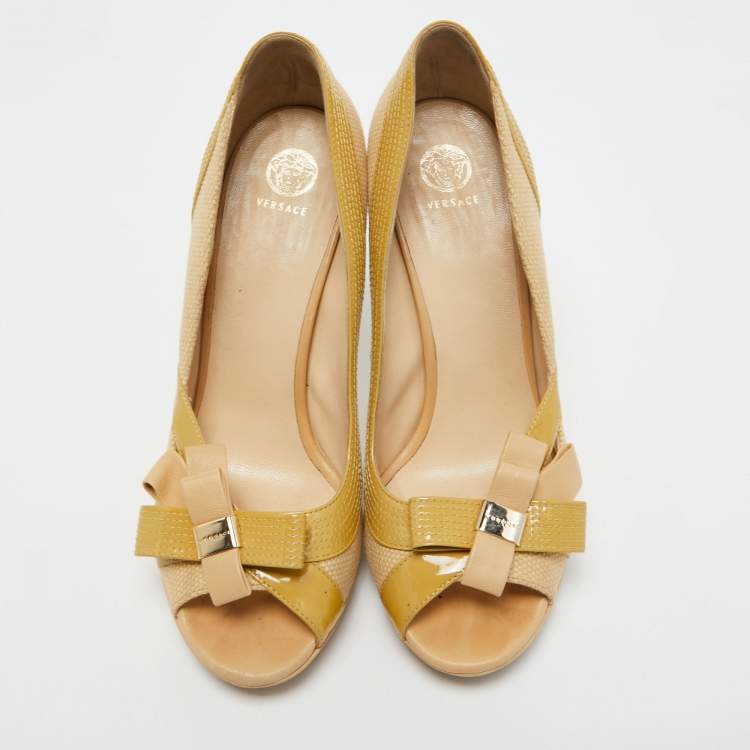 Pre Owned Versace Beige/Yellow Raffia And Patent Leather Peep Toe Pumps Size 39