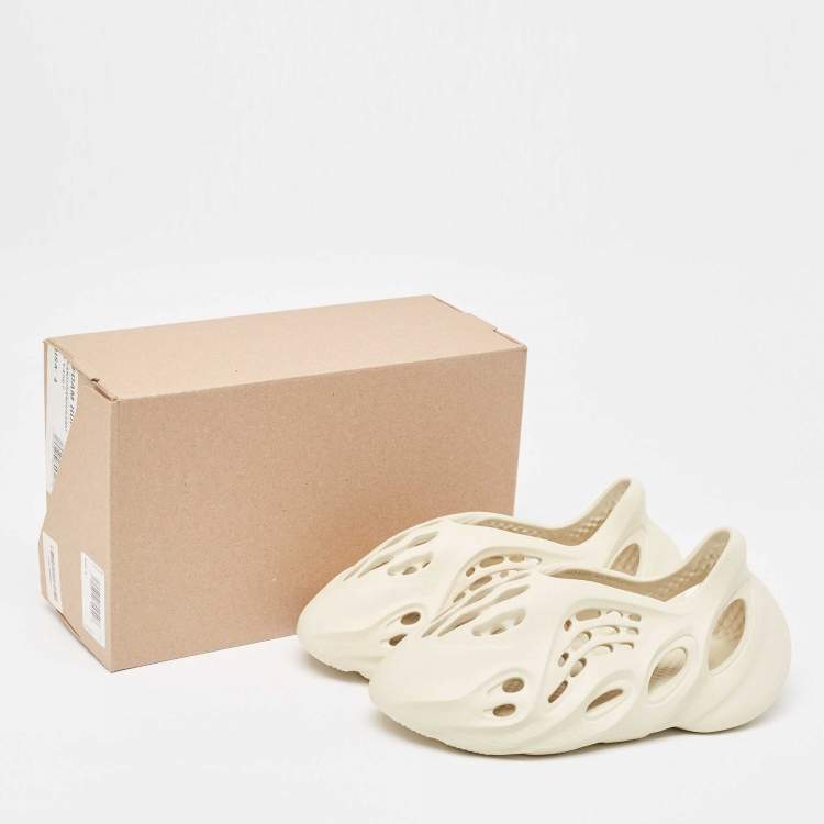 Pre Owned Yeezy x Adidas Cream Rubber Foam RNNR Sand Sneakers Size 37