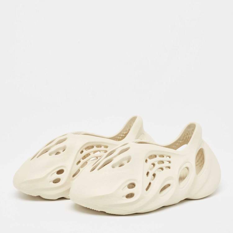 Pre Owned Yeezy x Adidas Cream Rubber Foam RNNR Sand Sneakers Size 37