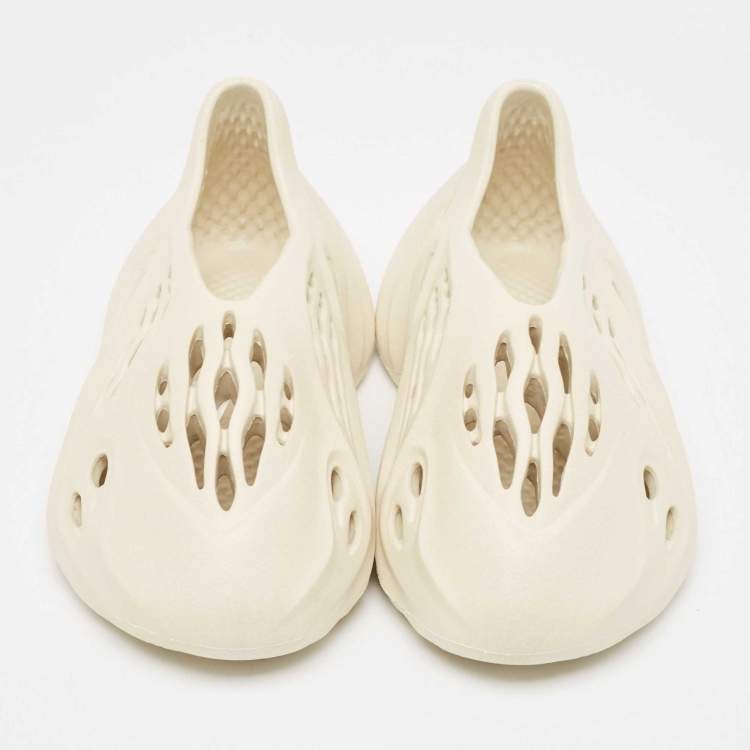 Pre Owned Yeezy x Adidas Cream Rubber Foam RNNR Sand Sneakers Size 37