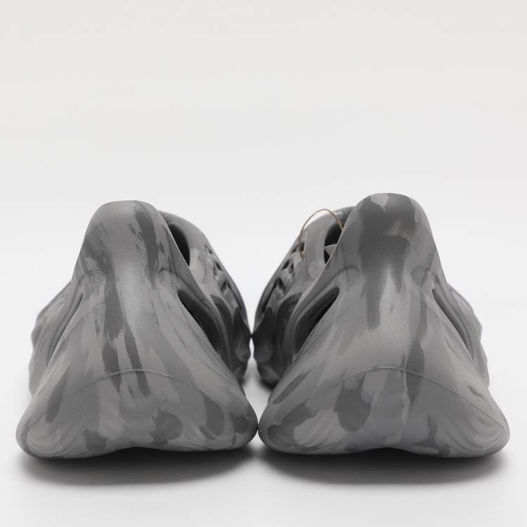 Pre Owned Yeezy x Adidas Grey Rubber Foam RNNR MXT Moon Gray Sneakers Size 40.5