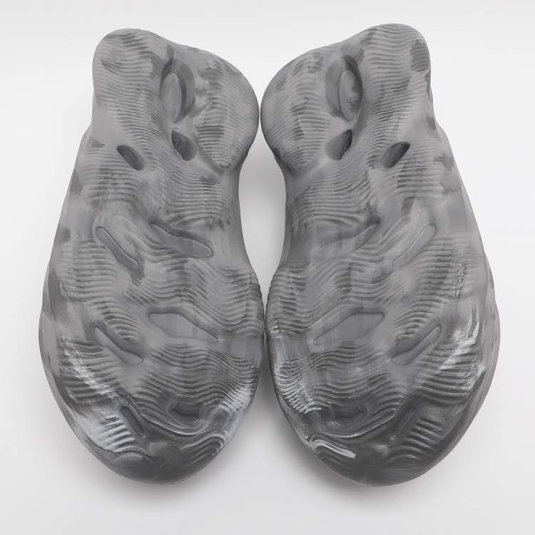 Pre Owned Yeezy x Adidas Grey Rubber Foam RNNR MXT Moon Gray Sneakers Size 40.5