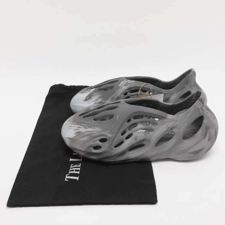 Pre Owned Yeezy x Adidas Grey Rubber Foam RNNR MXT Moon Gray Sneakers Size 40.5