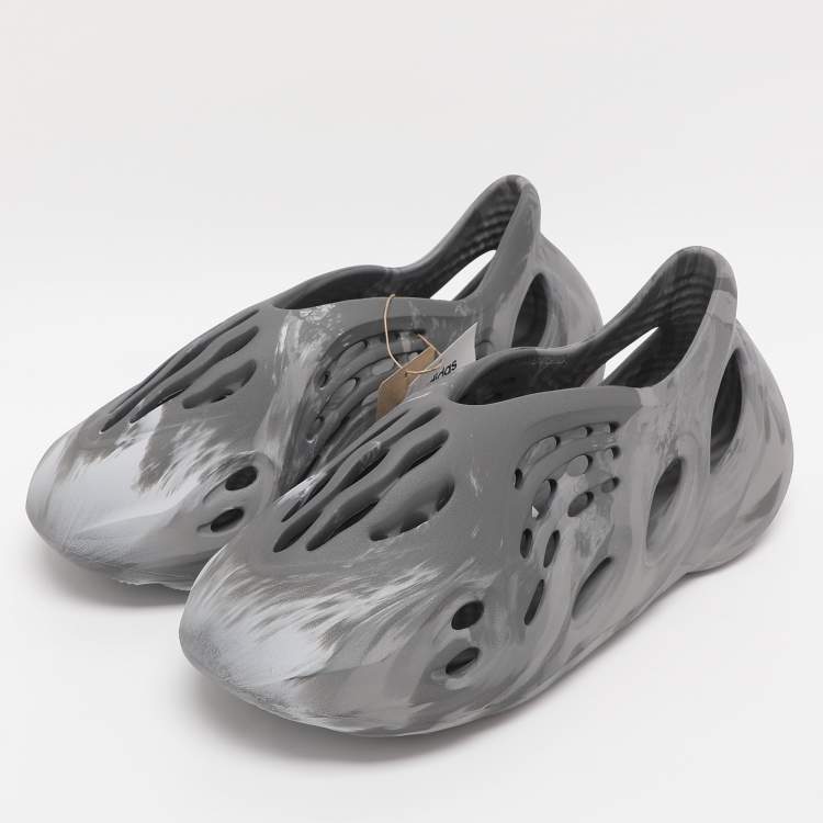 Pre Owned Yeezy x Adidas Grey Rubber Foam RNNR MXT Moon Gray Sneakers Size 40.5