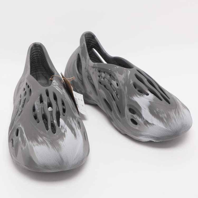 Pre Owned Yeezy x Adidas Grey Rubber Foam RNNR MXT Moon Gray Sneakers Size 40.5