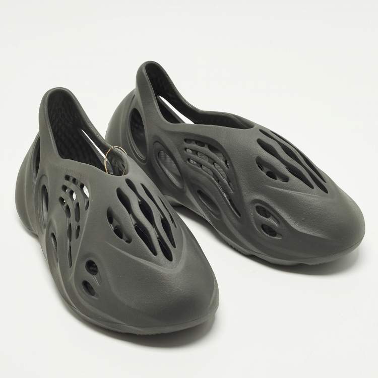 Pre Owned Yeezy x Adidas Foam RNR Size 46 Grey Rubber Slip On Sneakers