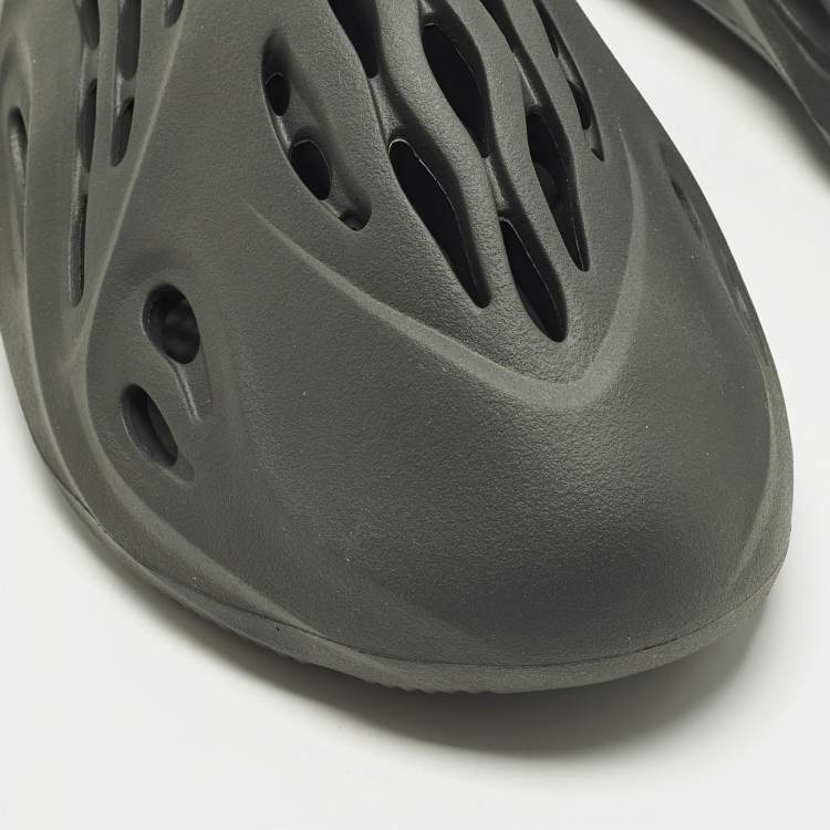 Pre Owned Yeezy x Adidas Foam RNR Size 46 Grey Rubber Slip On Sneakers