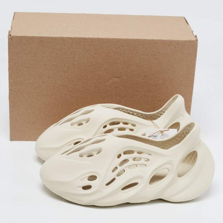 مملوكة مسبقًا Yeezy x Adidas Cream Rubber Foam RNNR Sneakers Size 39