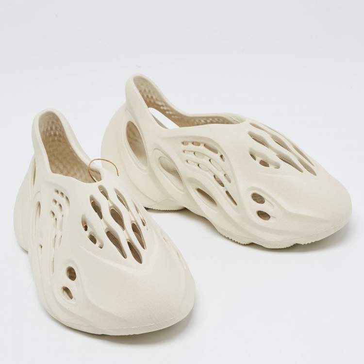 مملوكة مسبقًا Yeezy x Adidas Cream Rubber Foam RNNR Sneakers Size 39