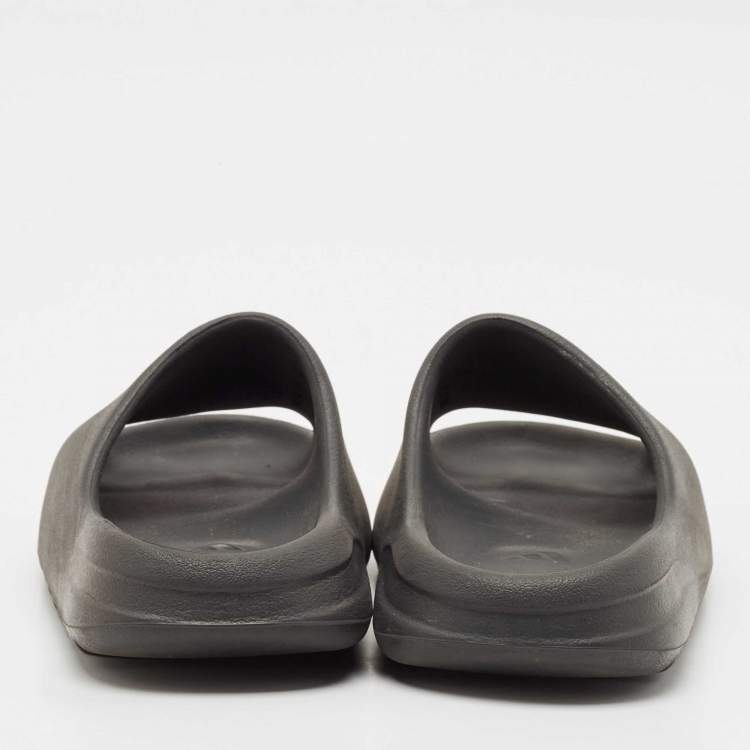 Pre Owned Yeezy x Adidas Black Rubber Dark Onyx Flat Slides Size 40.5