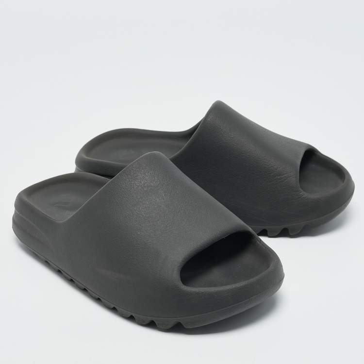 Pre Owned Yeezy x Adidas Black Rubber Onyx Flat Slides Size 39