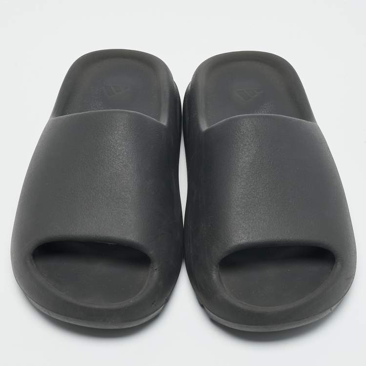 Pre Owned Yeezy x Adidas Black Rubber Onyx Flat Slides Size 39