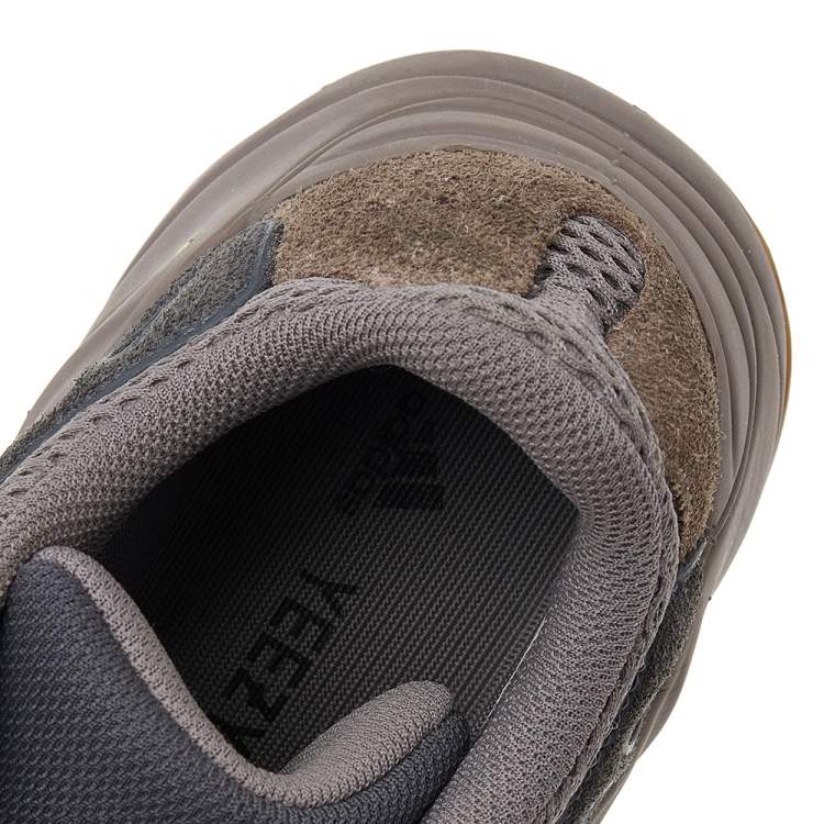 مملوكة مسبقًا Yeezy x adidas Brown/Grey Mesh And Suede Boost 700 Mauve Sneakers Size 38 
