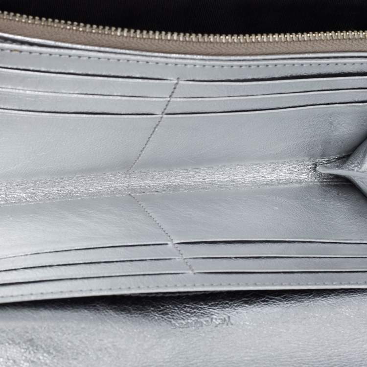 مملوكة مسبقًا Yves Saint Laurent Metalic Silver Leather Belle De Jour Continental Wallet
