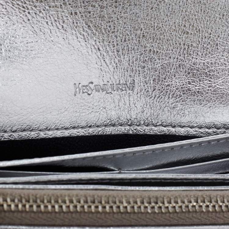 مملوكة مسبقًا Yves Saint Laurent Metalic Silver Leather Belle De Jour Continental Wallet