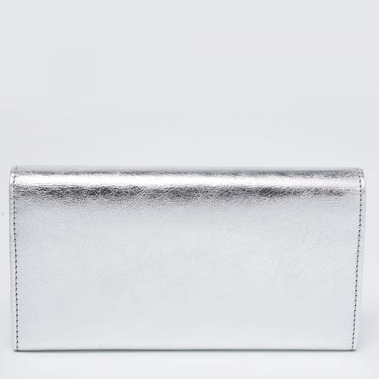 مملوكة مسبقًا Yves Saint Laurent Metalic Silver Leather Belle De Jour Continental Wallet