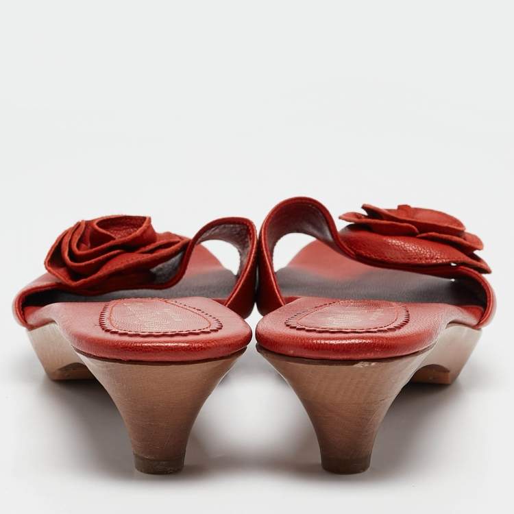 Pre Owned Yves Saint Laurent Red Leather Flower Applique Clogs Size 39