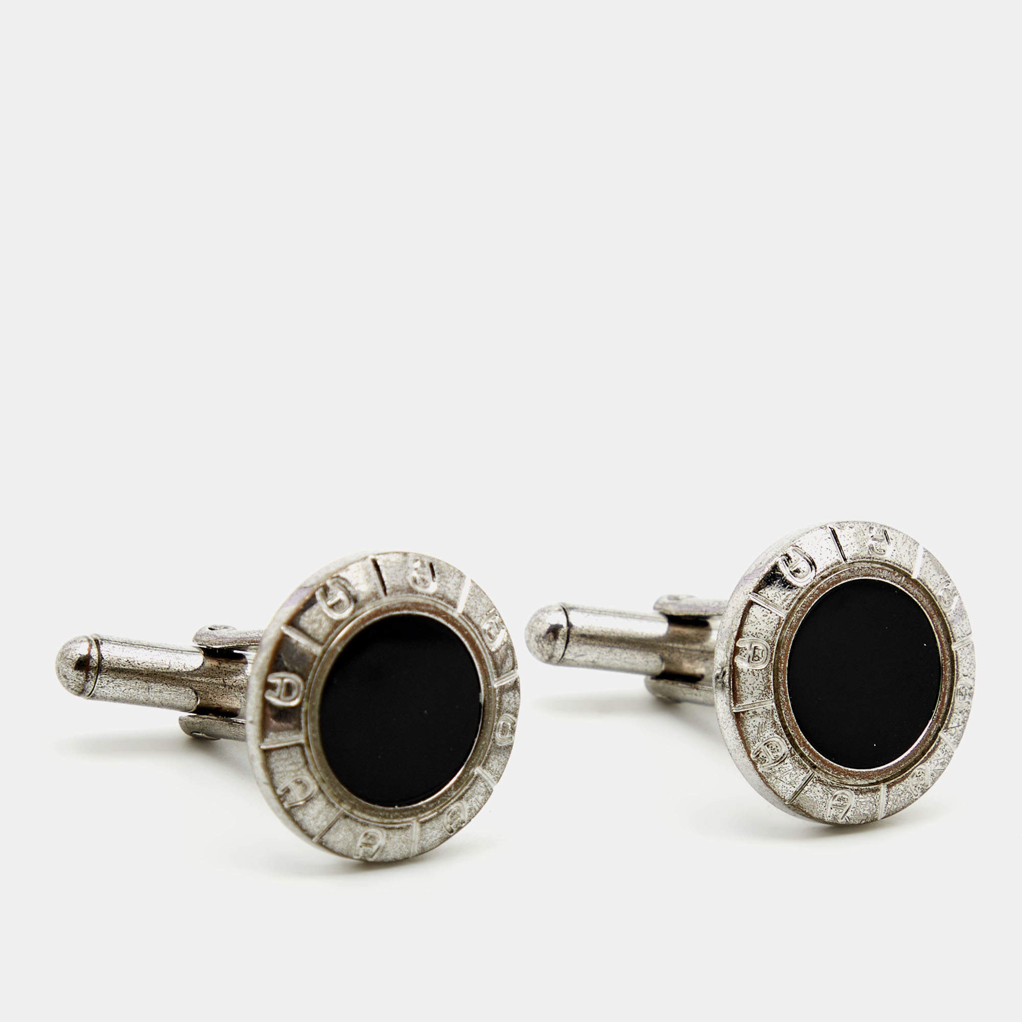 Pre Owned Aigner Onyx Silver Tone Toggle Cufflinks