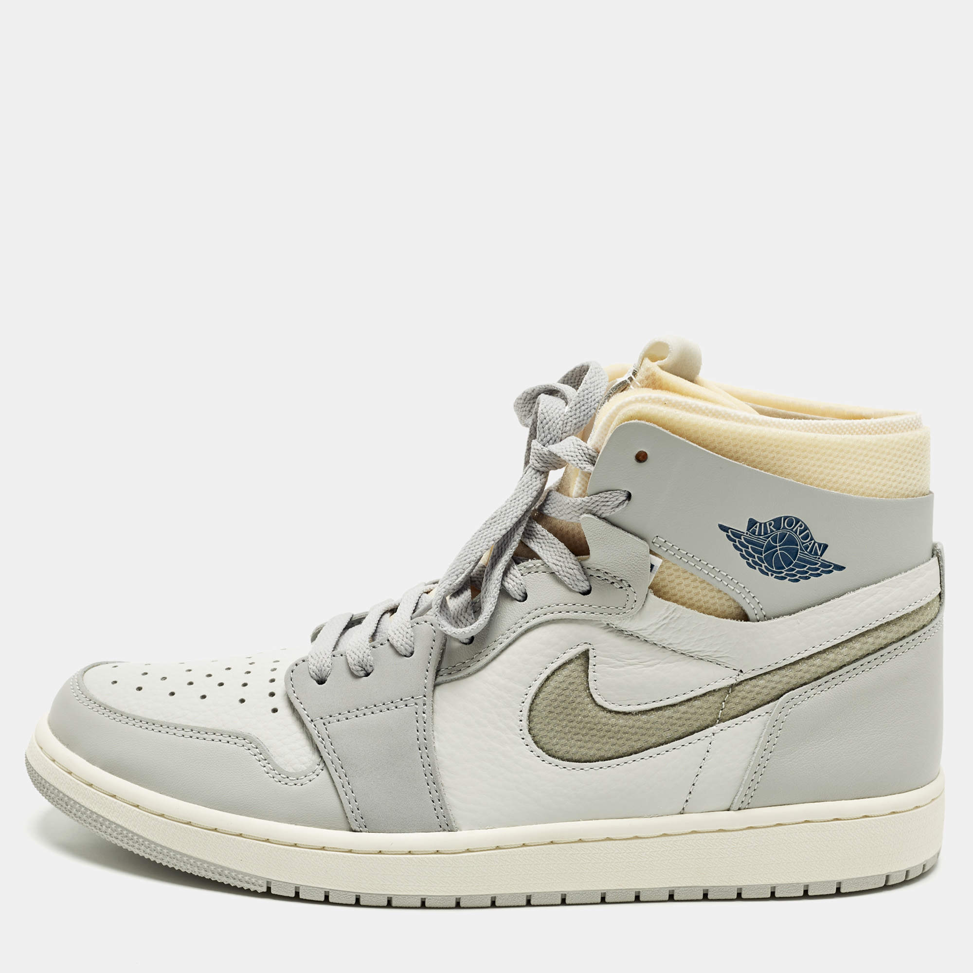 مملوكة مسبقًا حذاء رياضي اير جوردان 1 جلد رمادي وشبكة بعنق مرتفع مقاس 46