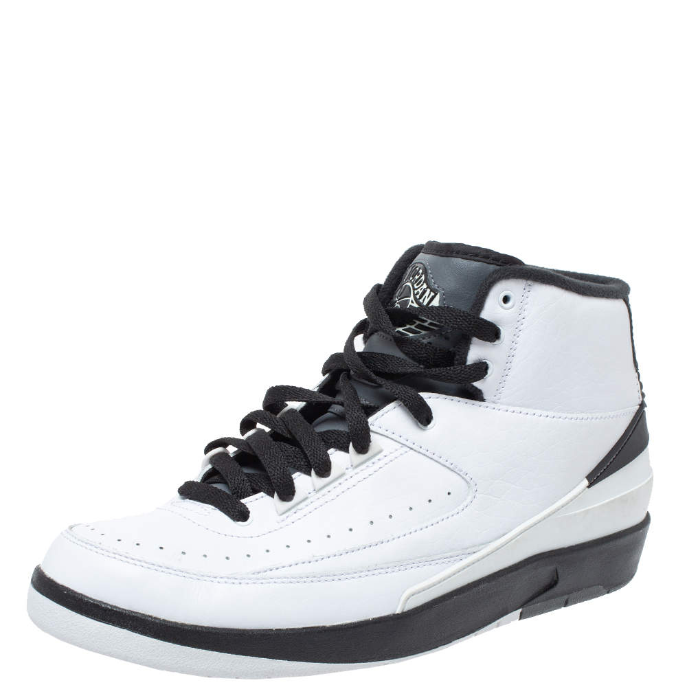 حذاء رياضي إير جوردان 2 جلد أبيض / أسود ومطاط وينج إت برباط مقاس 42.5