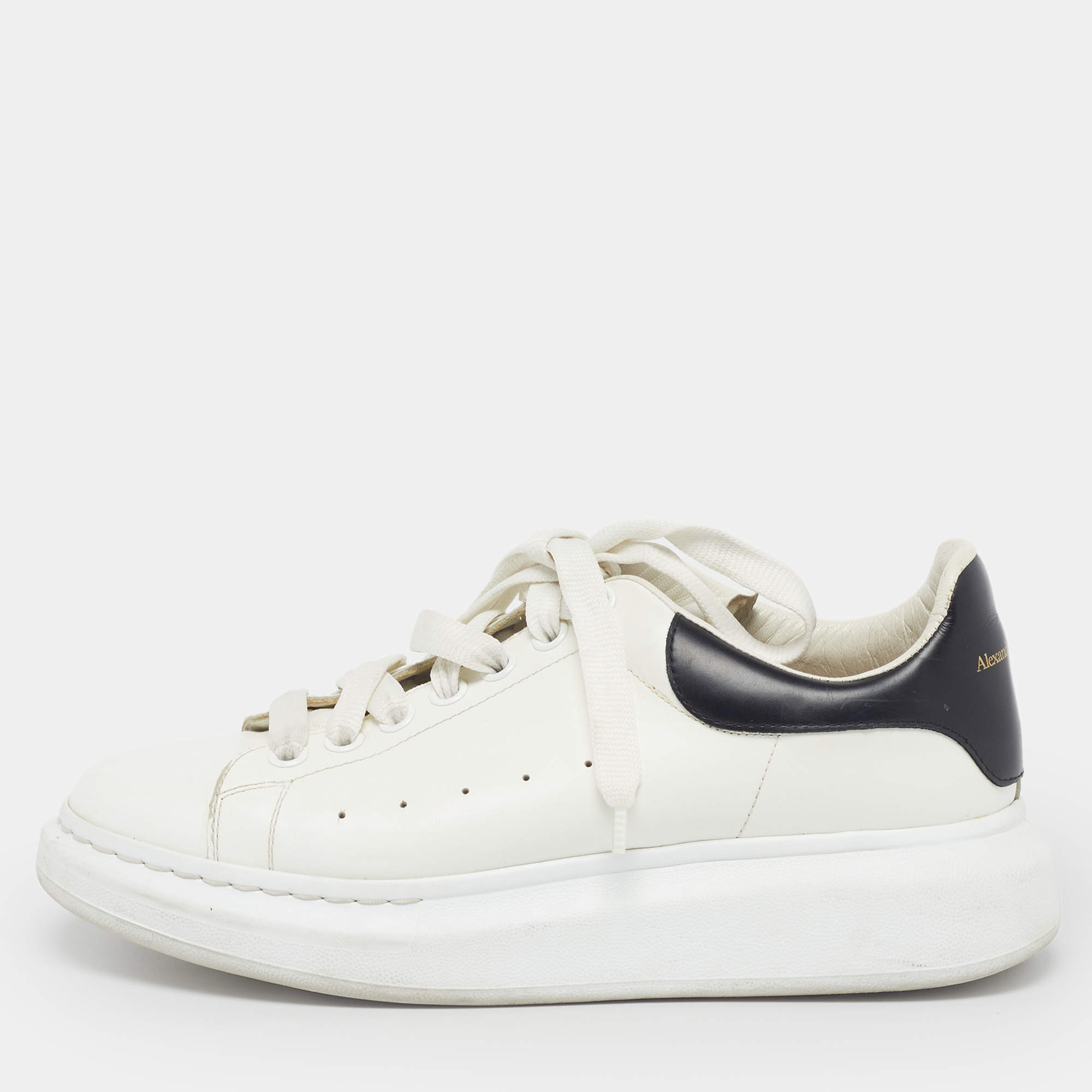 مملوكة مسبقًا حذاء رياضي ألكساندر ماكوين جلد أبيض / ذهبي كبير الحجم مقاس 35.5