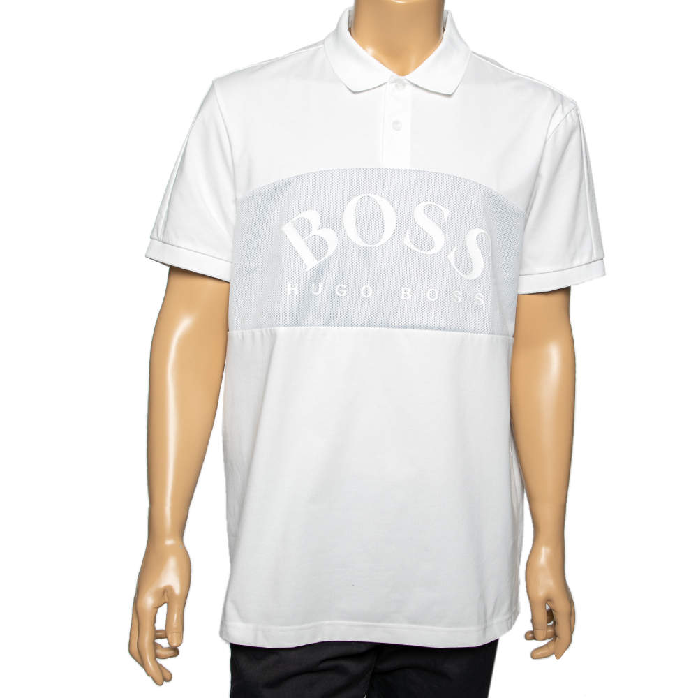 مملوكة مسبقًا تي شيرت بولو بوس باي هوغو بوس شبك و قطن أبيض بطبعة الشعار مقاس كبير جدًا جدًا - إكس إكس لارج