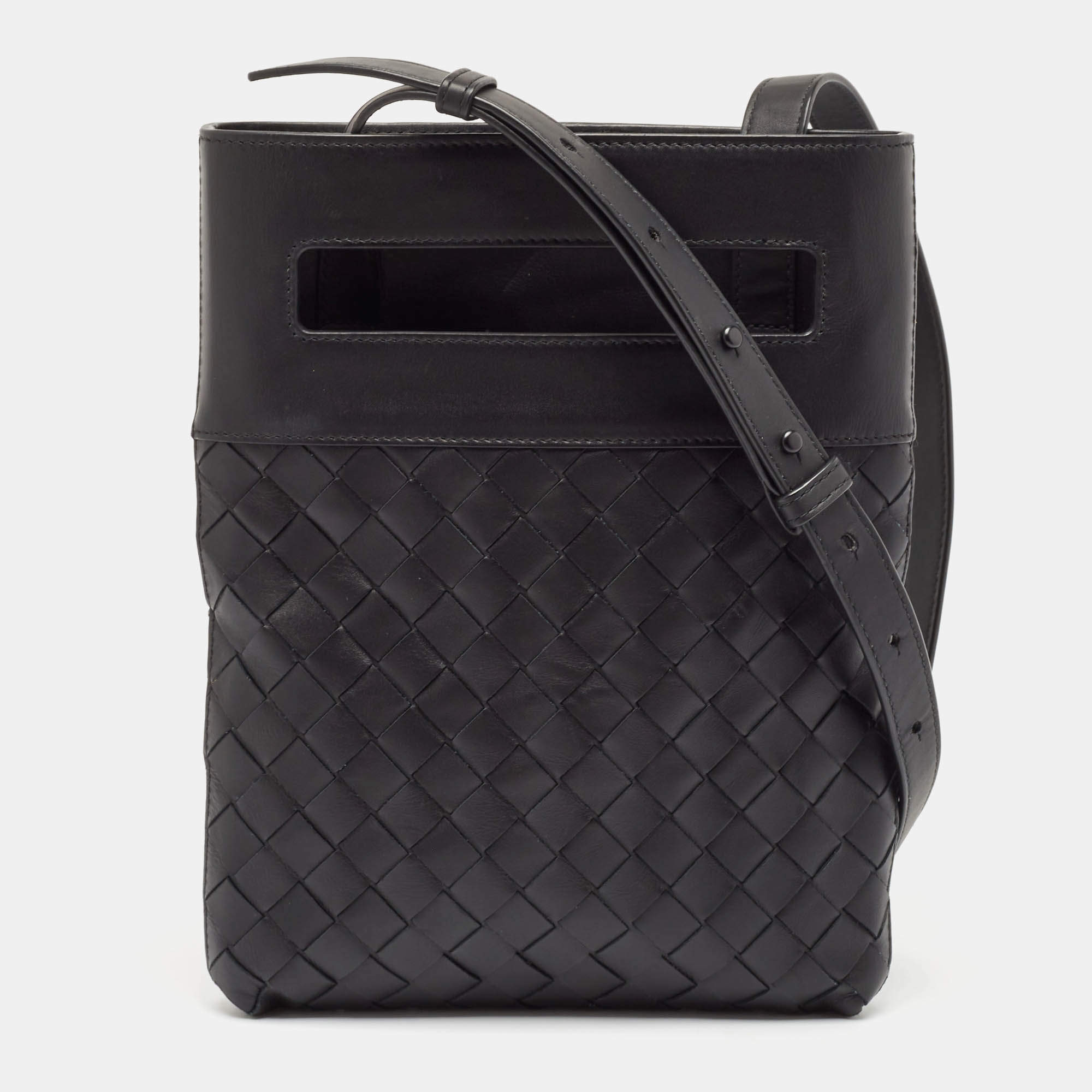 Pre Owned Bottega Veneta Black Intrecciato Leather Cut Out Handle Messenger Bag