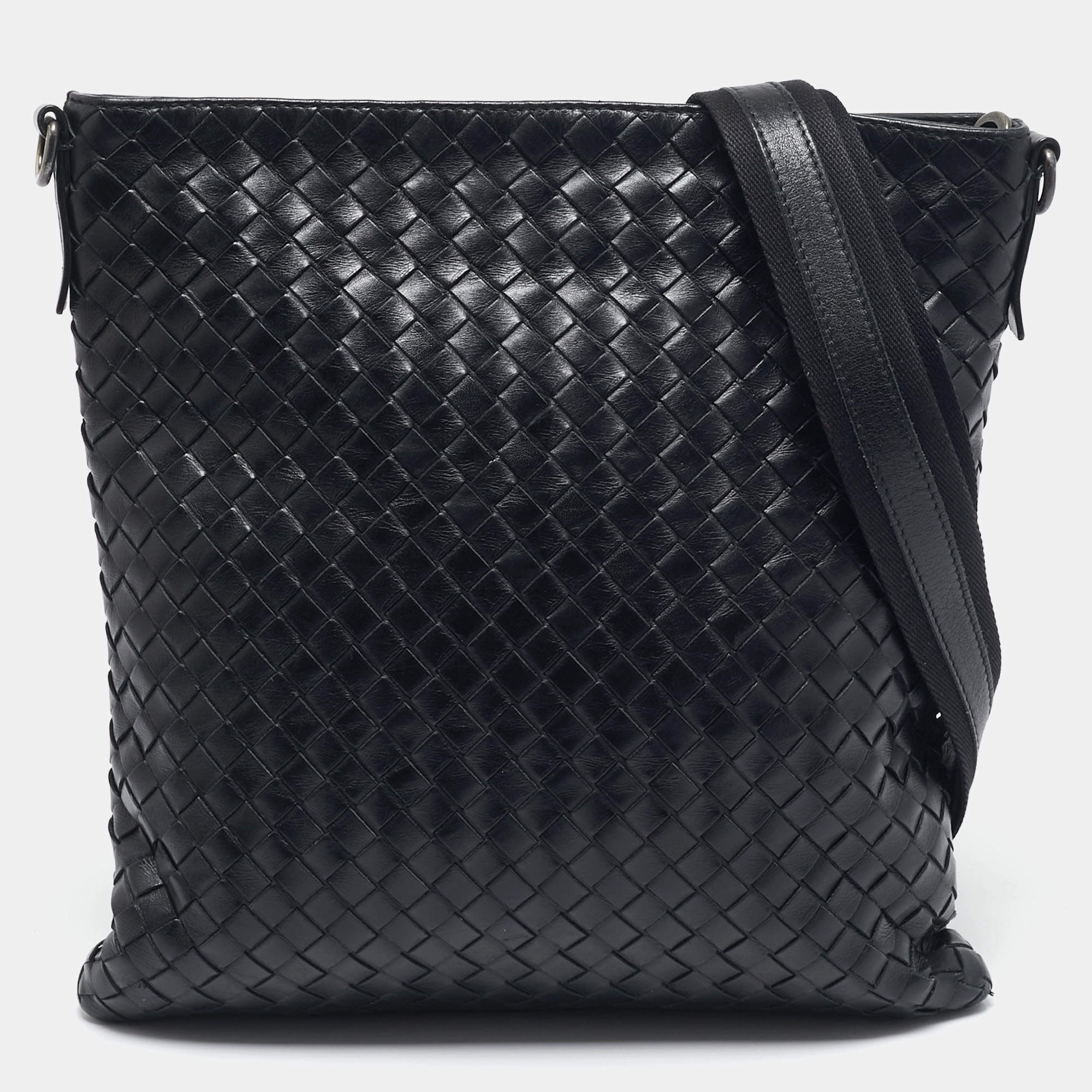 Pre Owned Bottega Veneta Black Intrecciato Leather Zip Flat Messenger Bag