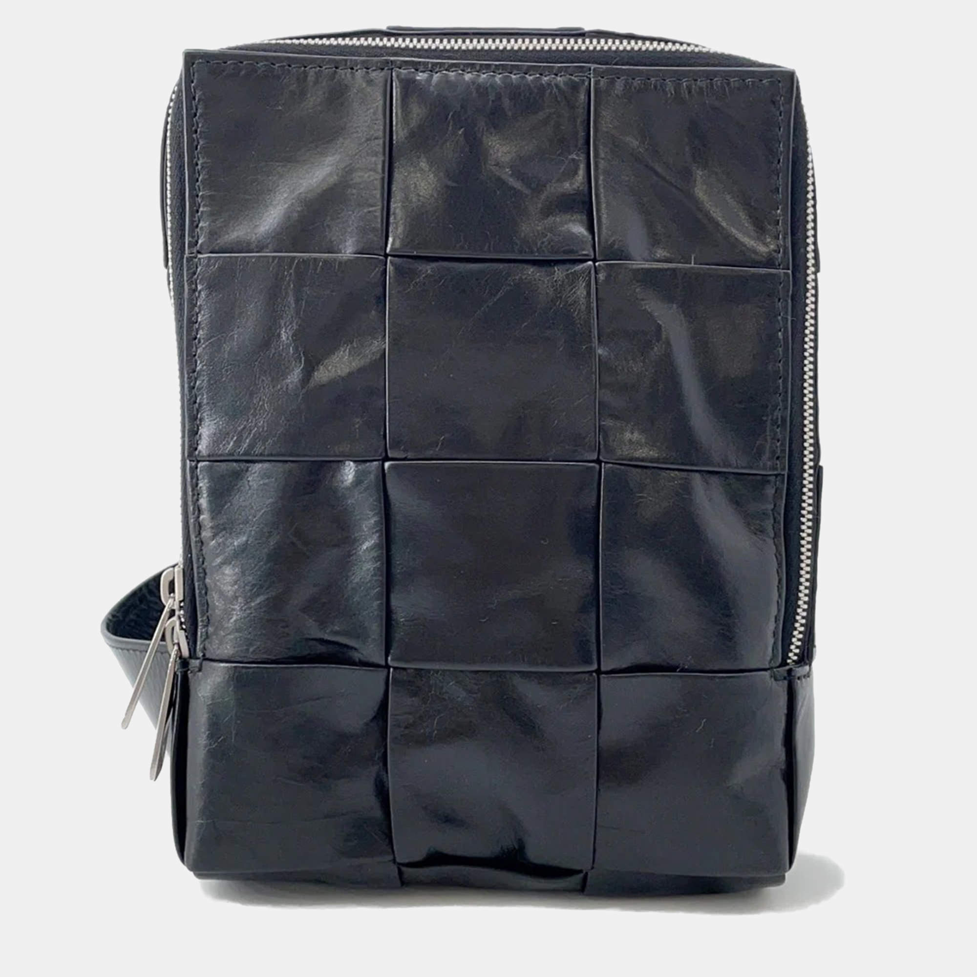 مملوكة مسبقًا Bottega Veneta Maxi Intrecciato Cassette Sling Bag Black Leather Size Mini