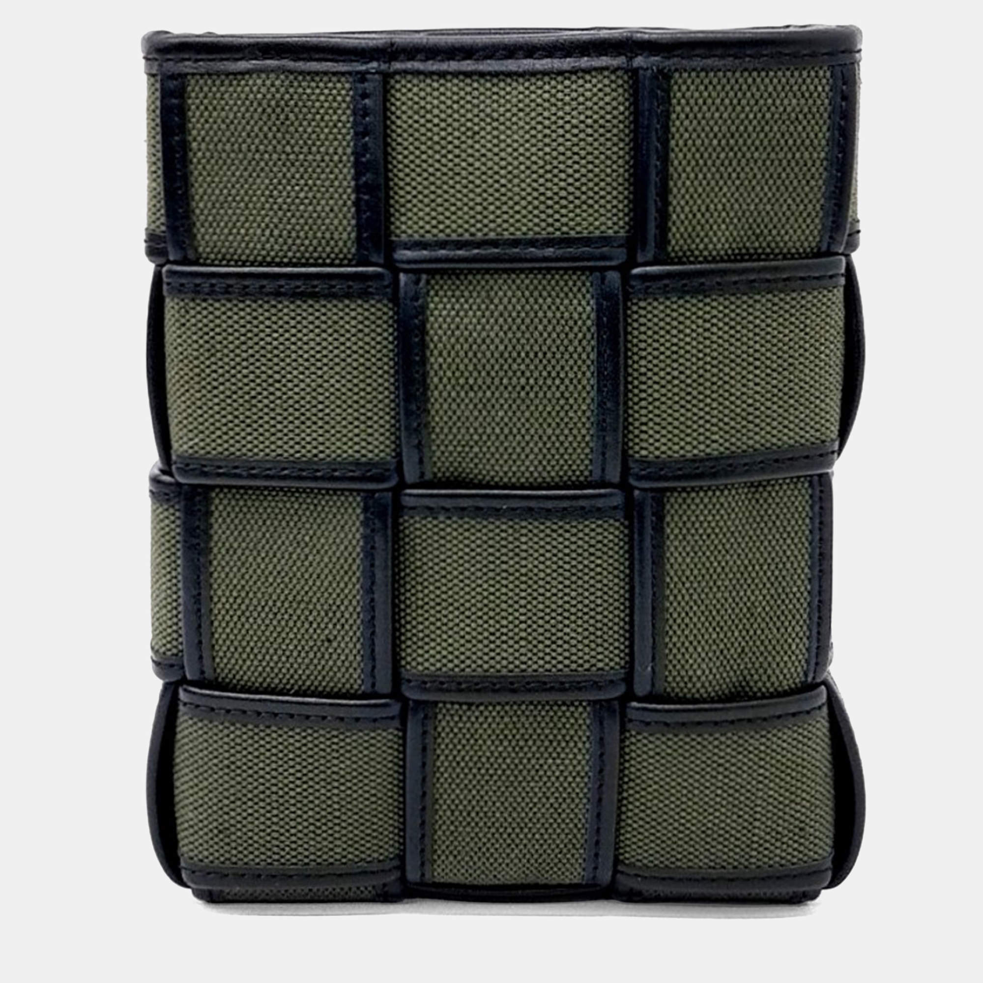 Pre Owned حافظة هاتف كاسيت جلد وقماش أخضر وأسود بوتيغا فينيتا